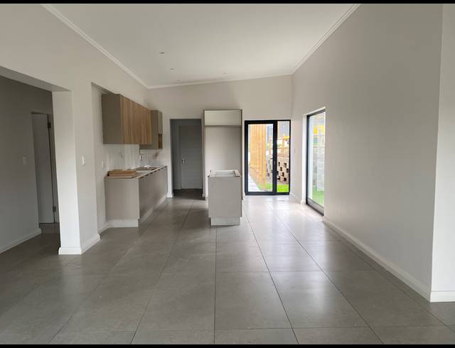 3 BEDROOM TOWNHOUSE FOR SALE IN PALM LAKES ESTATE
